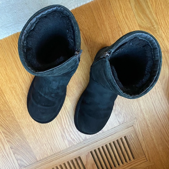 UGG Classic Boots - Picture 15 of 16